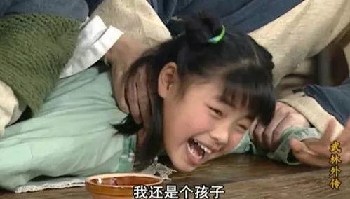 老头吃瓜救女儿视频,老父舍身救女，吃瓜瞬间成网红