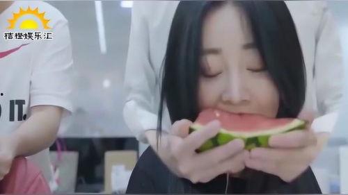 播放小姐姐吃瓜,小姐姐的甜蜜吃瓜时光