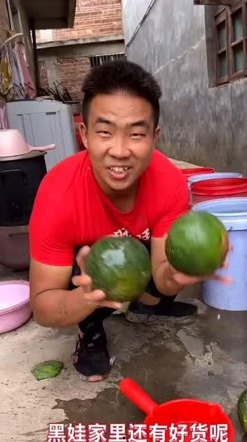 吃瓜的路边小伙,小伙勇敢发声