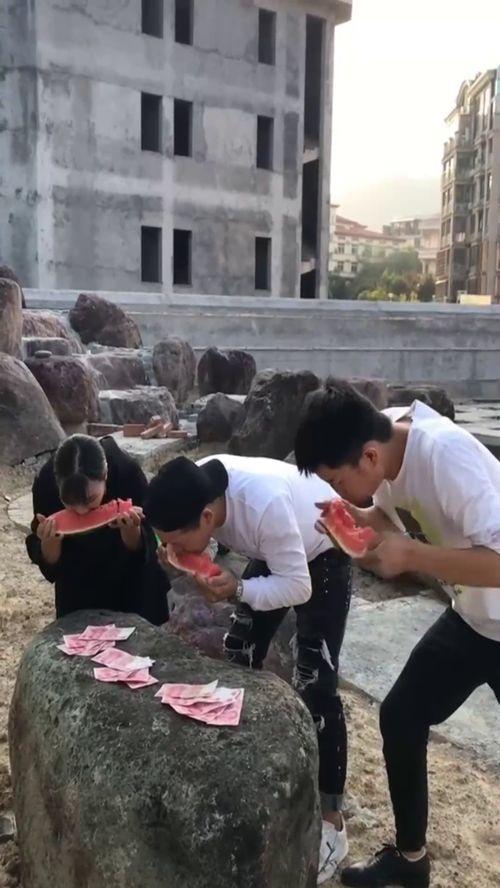 抢劫男子吃瓜,一场荒诞的街头闹剧