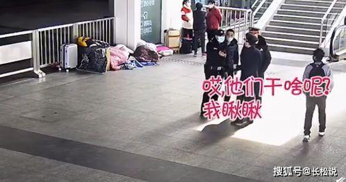 抢劫男子吃瓜,一场荒诞的街头闹剧  第2张