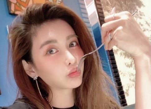 小猪蝴蝶姐姐吃瓜  第3张