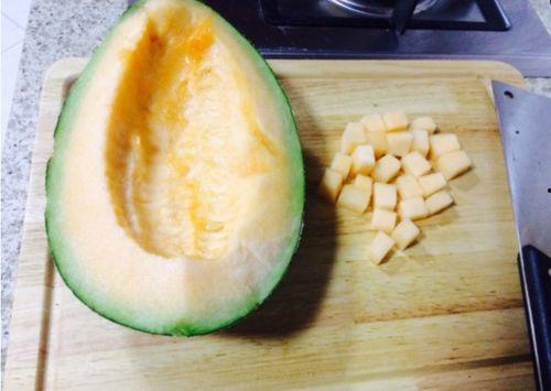 崽子吃哈密瓜  第1张